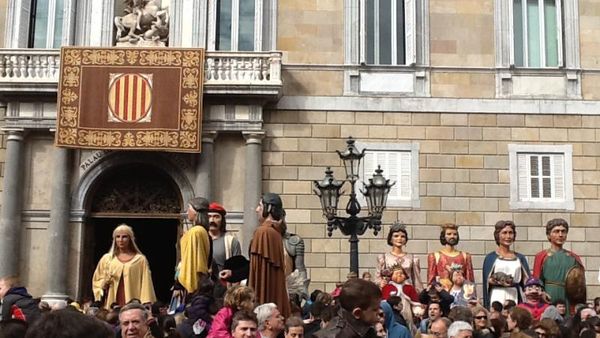 Barcelona Juga Punya Ondel-ondel!