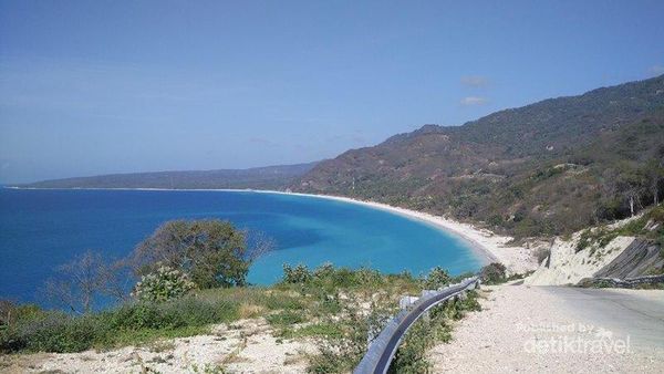 Batu Aneka Warna di Pantai Kolbano