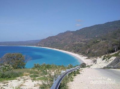 Batu Aneka Warna di Pantai Kolbano