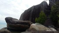 Batu Dinding, Pantai Dengan Granit Raksasa di Bangka Utara