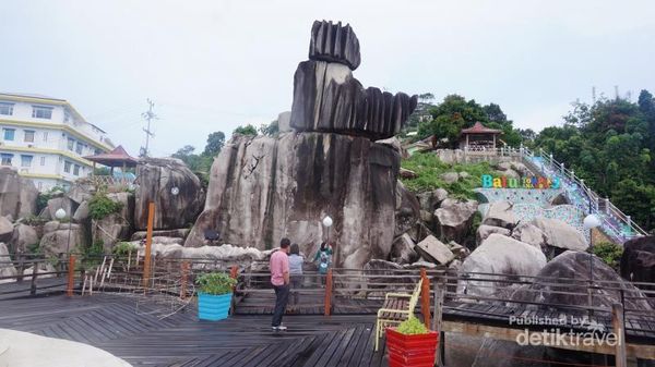 Batu Tumpak Tiga, Ikon Wisata Kota Tarempa Kepulauan Riau