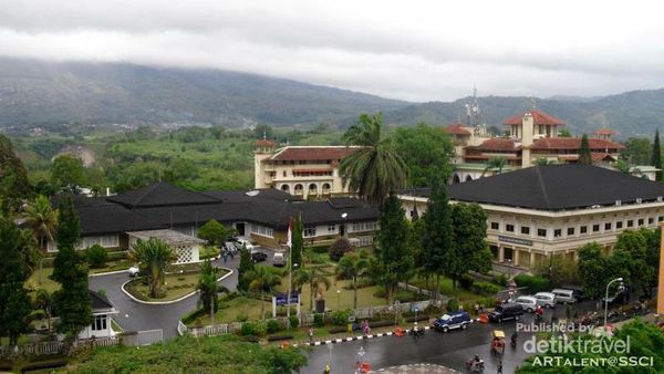 Begini Cantiknya Pemandangan dari Atas Jam Gadang