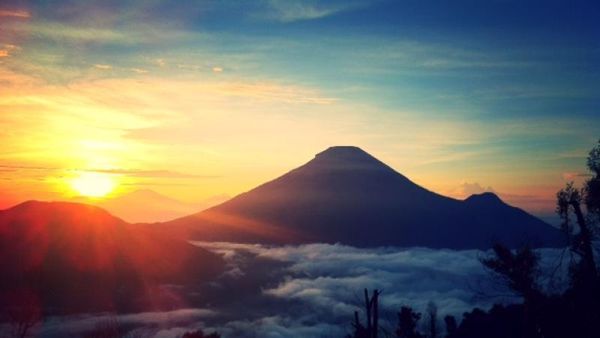 Begini Indahnya Golden Sunrise dari Bukit Sikunir