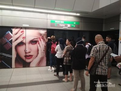 Belajar Antre Naik MRT Dari Warga Malaysia