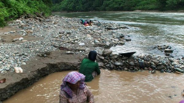 Belajar dari Kegagahan Perempuan Pendulang Emas di Aceh