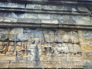 Belajar Kehidupan di Tiap Pahatan Relief Candi Buddha Terbesar Dunia