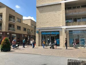 Belanda Saat Ini,  Sepi Sampai Masuk RS Pakai Kereta Dorong