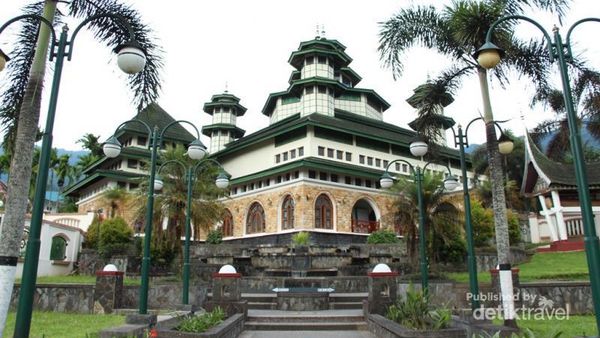 Berbagai Sisi Masjid yang Indah di Dekat Danau Maninjau