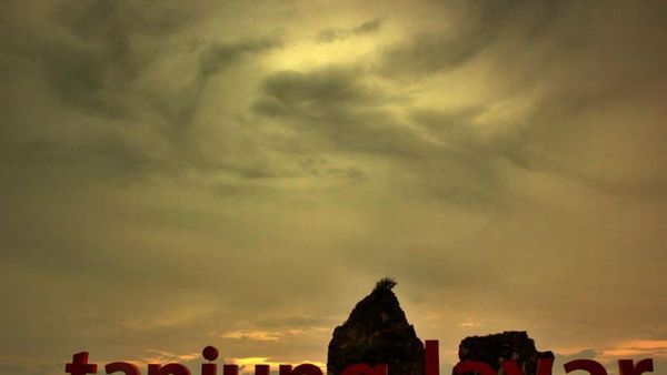 Berburu Emas di Pantai Sawarna