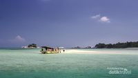 Berburu Pulau Pasir di Tengah Laut Belitung
