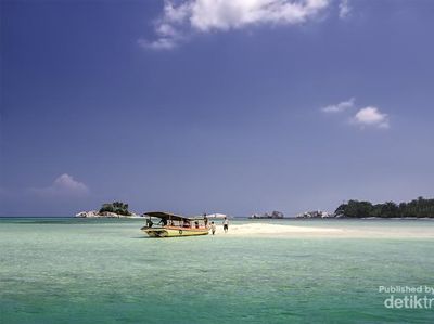 Berburu Pulau Pasir di Tengah Laut Belitung