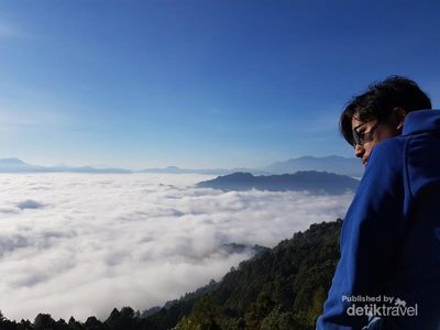 Berburu Sunrise di Negeri Atas Awan