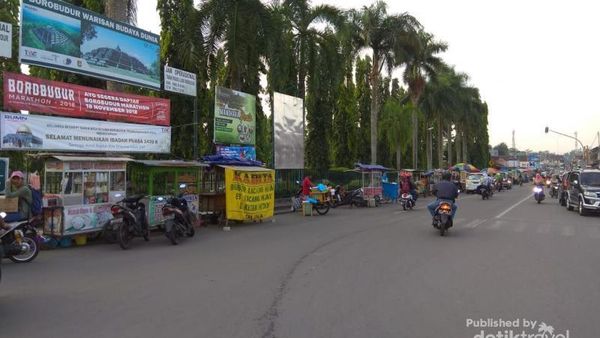 Berburu Takjil di Candi Borobudur