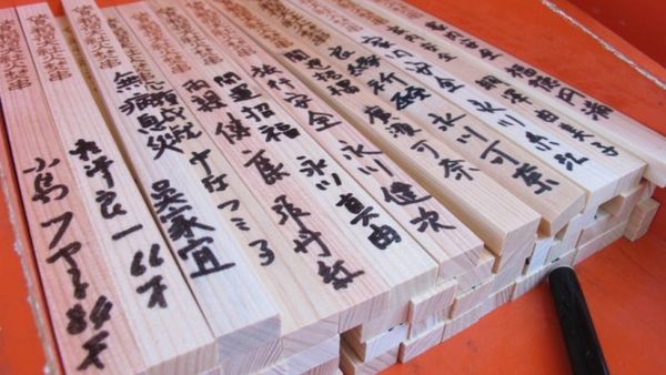 Bermacam Doa Bersemayam di Fushimi Inari, Jepang