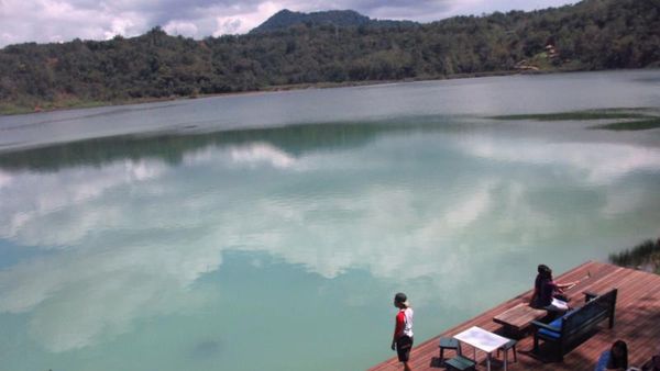 Bersantai di Danau yang Bisa Berubah warna