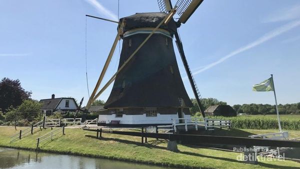 Bersepeda Menuju Kincir Angin Tradisional dan Kastil di Utrecht