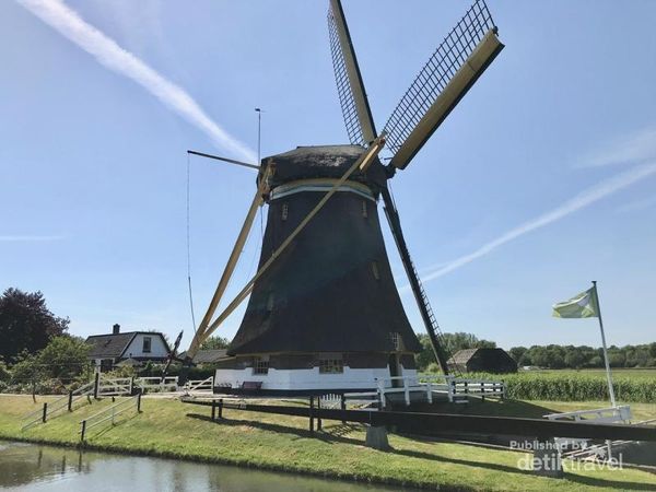 Bersepeda Menuju Kincir Angin Tradisional dan Kastil di Utrecht