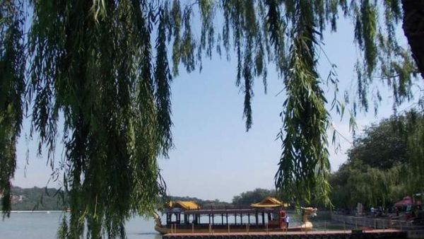 Birunya Danau di Istana Musim Panas Beijing