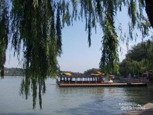 Birunya Danau di Istana Musim Panas Beijing