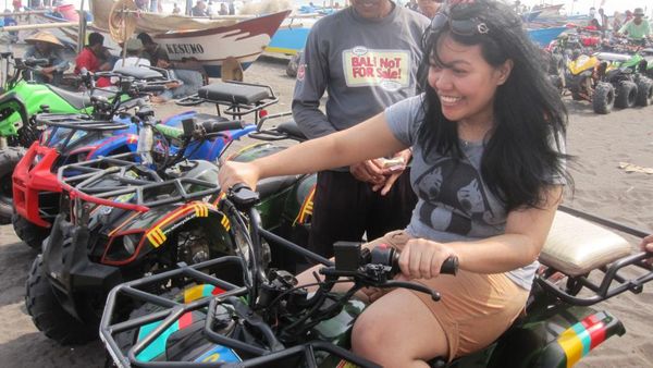 Brum! Menggeber ATV di Pantai Depok, Bantul