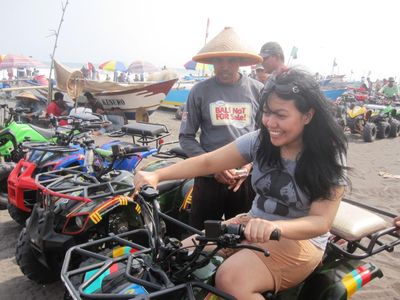 Brum! Menggeber ATV di Pantai Depok, Bantul