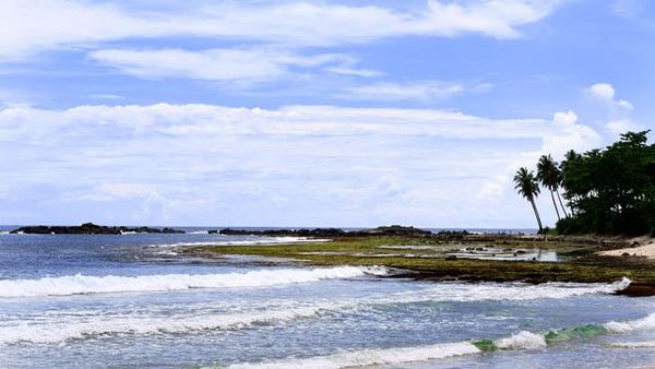 Brum! Serunya Menggeber Motor di Pantai Sawarna, Banten