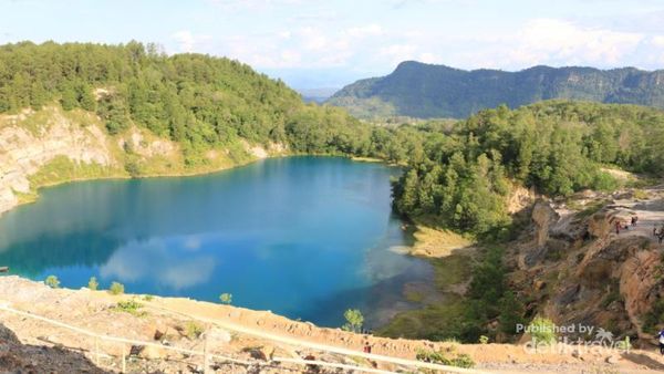 Bukan di Bangka, Ini Danau Biru Tomosu di Sawahlunto
