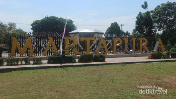 Bukan di Paris, Ini Gerbang Ikonik di Martapura