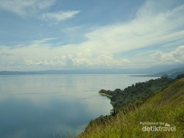 Bukan Laut, Ini Danau Cantik di Poso