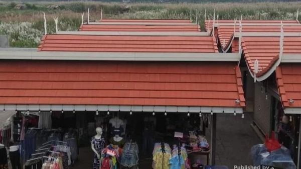 Bukan Rumah Adat, Ini Pasar Tradisional Laos