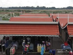 Bukan Rumah Adat, Ini Pasar Tradisional Laos