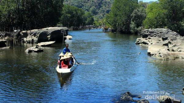 Bukit Karst yang Spektakuler di Maros
