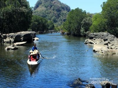 Bukit Karst yang Spektakuler di Maros