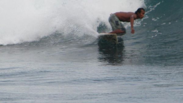 Bule Mulai Berselancar di Pantai Srau, Pacitan