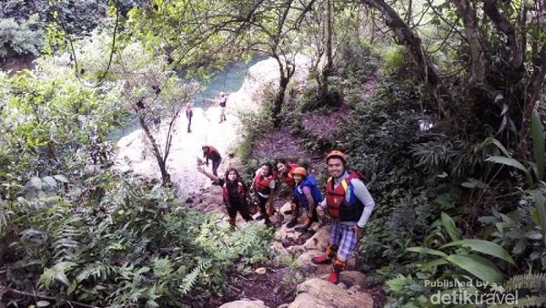 Byur! Asyiknya Main Body Rafting di Green Canyon
