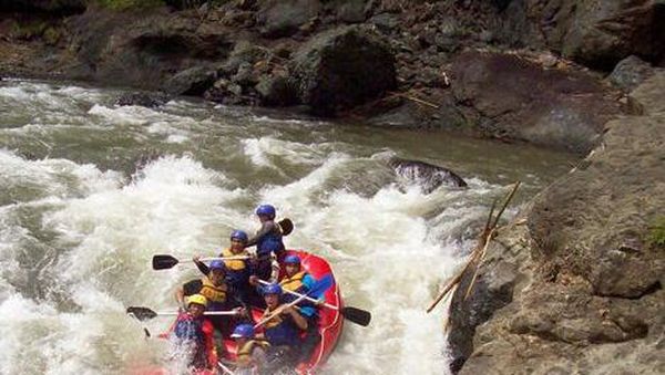 Byur! Serunya Arungi Jeram Sungai Cikandang, Garut