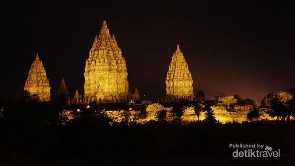 Candi Prambanan Mempesona Siang Malam
