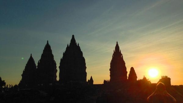 Candi Prambanan Punya Sunset Secantik Ini