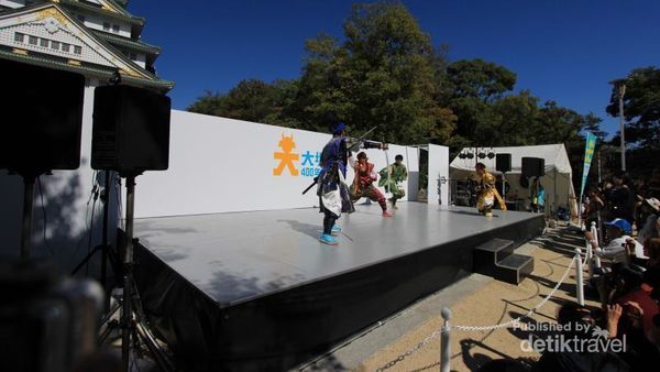 Cantiknya Gadis Jepang di Osaka Castle