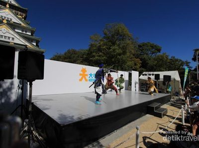 Cantiknya Gadis Jepang di Osaka Castle