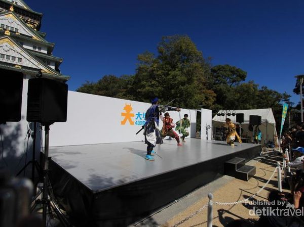 Cantiknya Gadis Jepang di Osaka Castle