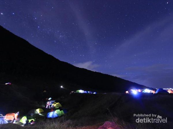 Cantiknya Lautan Bintang di Gunung Gede