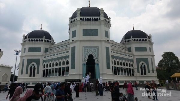 Cantiknya Masjid Percampuran Timur Tengah dan Eropa di Medan