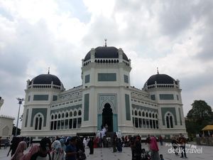 Cantiknya Masjid Percampuran Timur Tengah dan Eropa di Medan