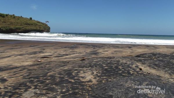 Cantiknya Pantai Pasir Hitam Ngiriboyo di Pacitan