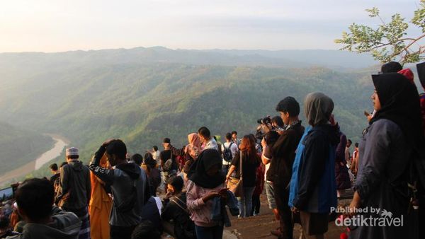 Cantiknya Pegunungan dan Sungai di Kebun Buah Mangunan