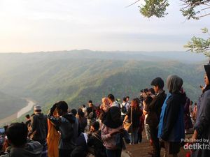 Cantiknya Pegunungan dan Sungai di Kebun Buah Mangunan
