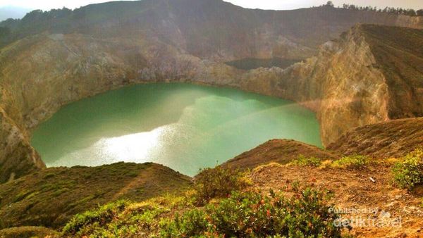 Cantiknya Pelangi di Atas Danau Kelimutu, Flores