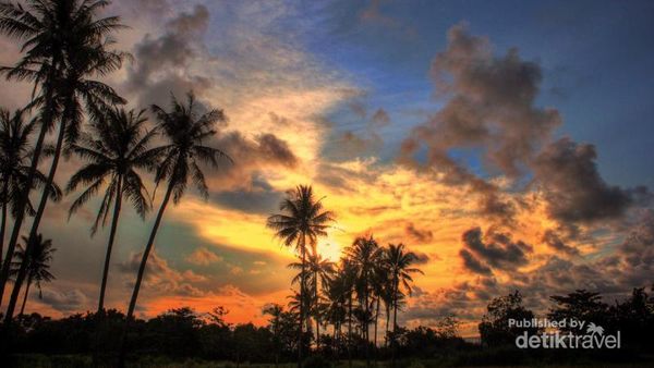 Cantiknya Senja di Tanjung Lesung, Banten