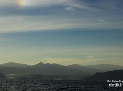 Cantiknya Sunrise di Danau Toba